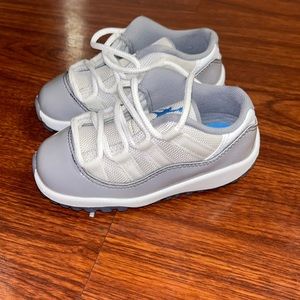 Jordan 11. White and gray size 8c.